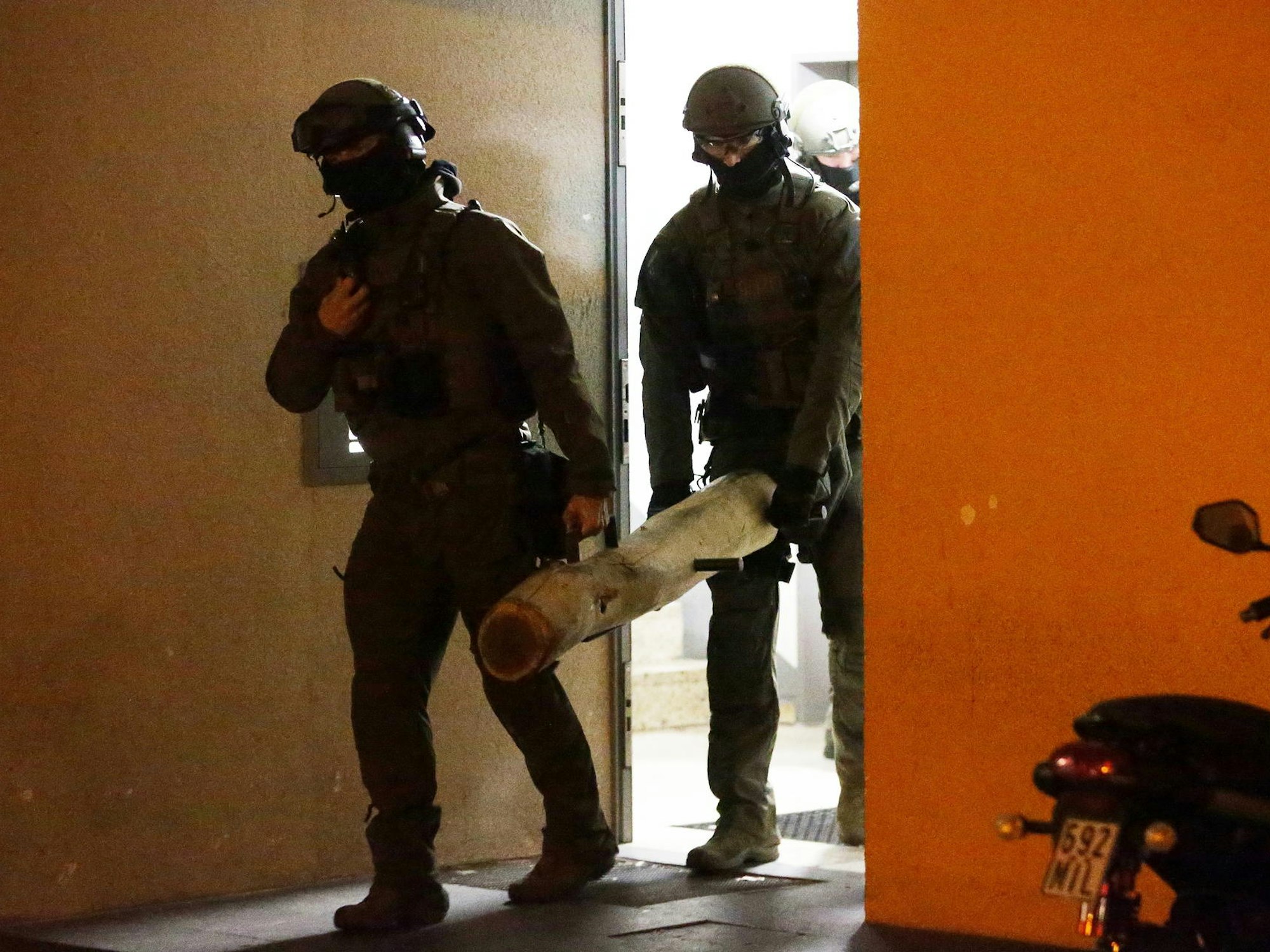 Zwei Kräfte eines SEK im Einsatz