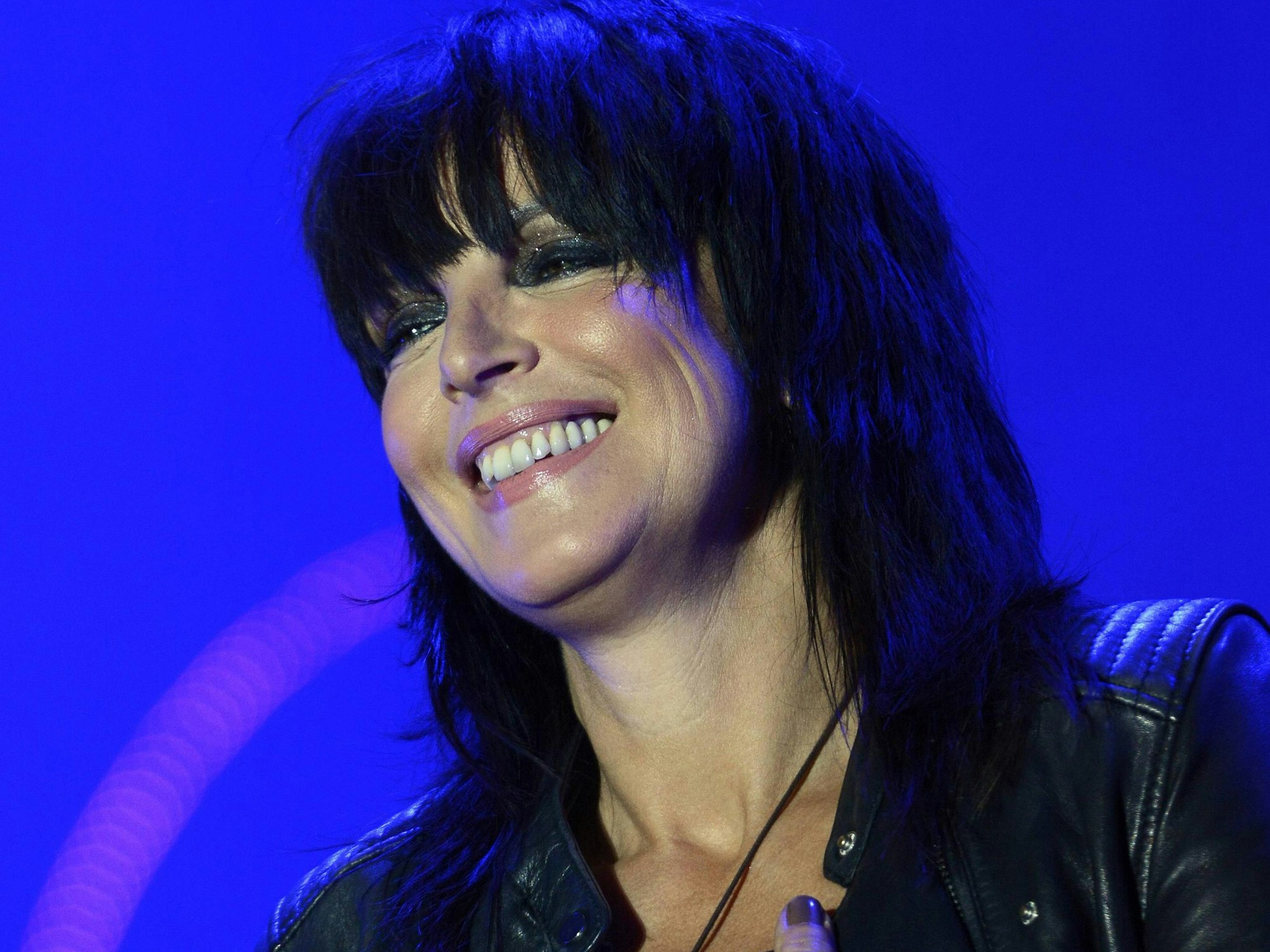 Nena lächelt nach einem Auftritt ins Publikum.