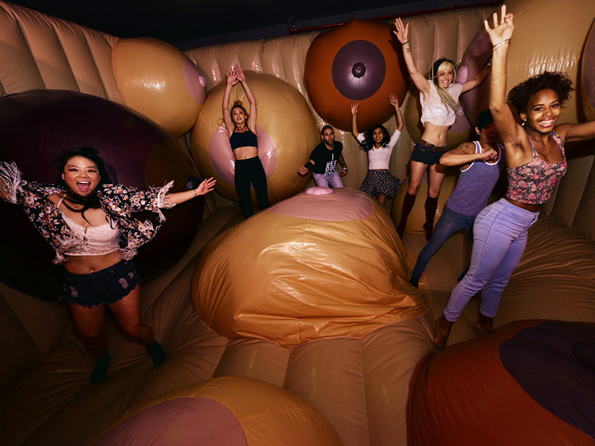 Brüste-Hüpfburg im Museum of Sex New York City