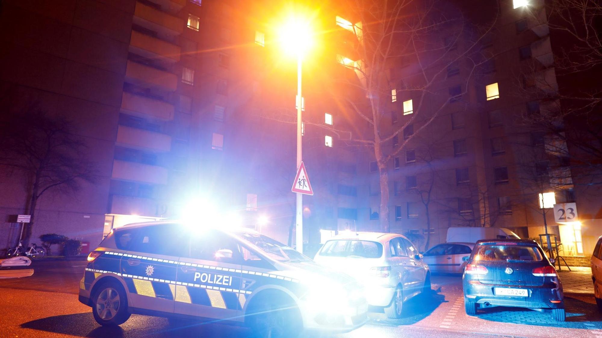 Ein Polizeiwagen ist am 16. März 2021 in Chorweiler im Einsatz.