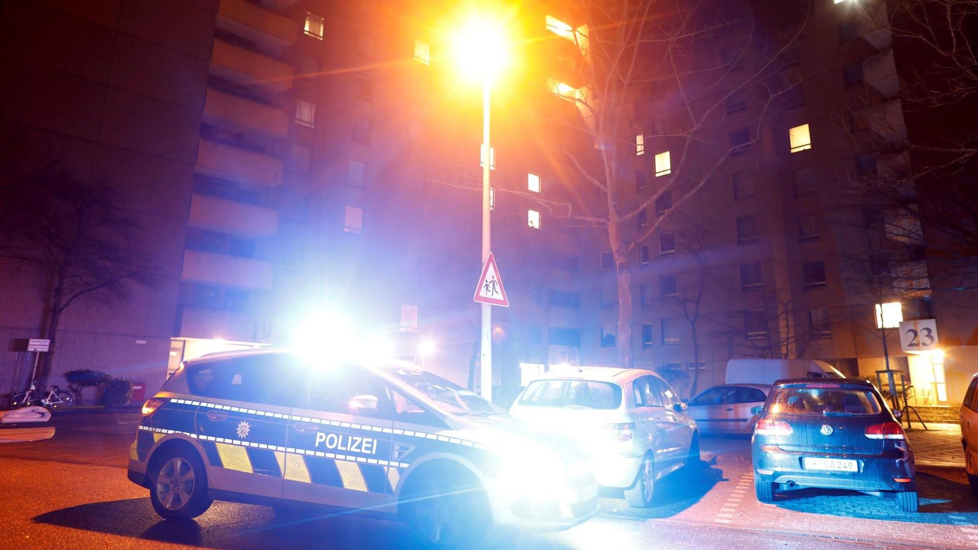 Ein Polizeiwagen ist am 16. März 2021 in Chorweiler im Einsatz.