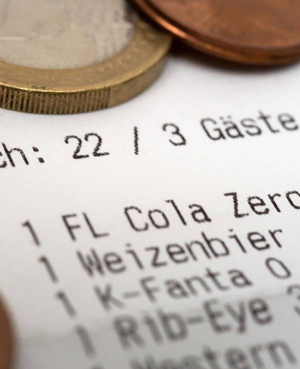 Im Restaurant ist Trinkgeld zwar keine Pflicht, gehört aber für viele Gäste bei gutem Service dazu.