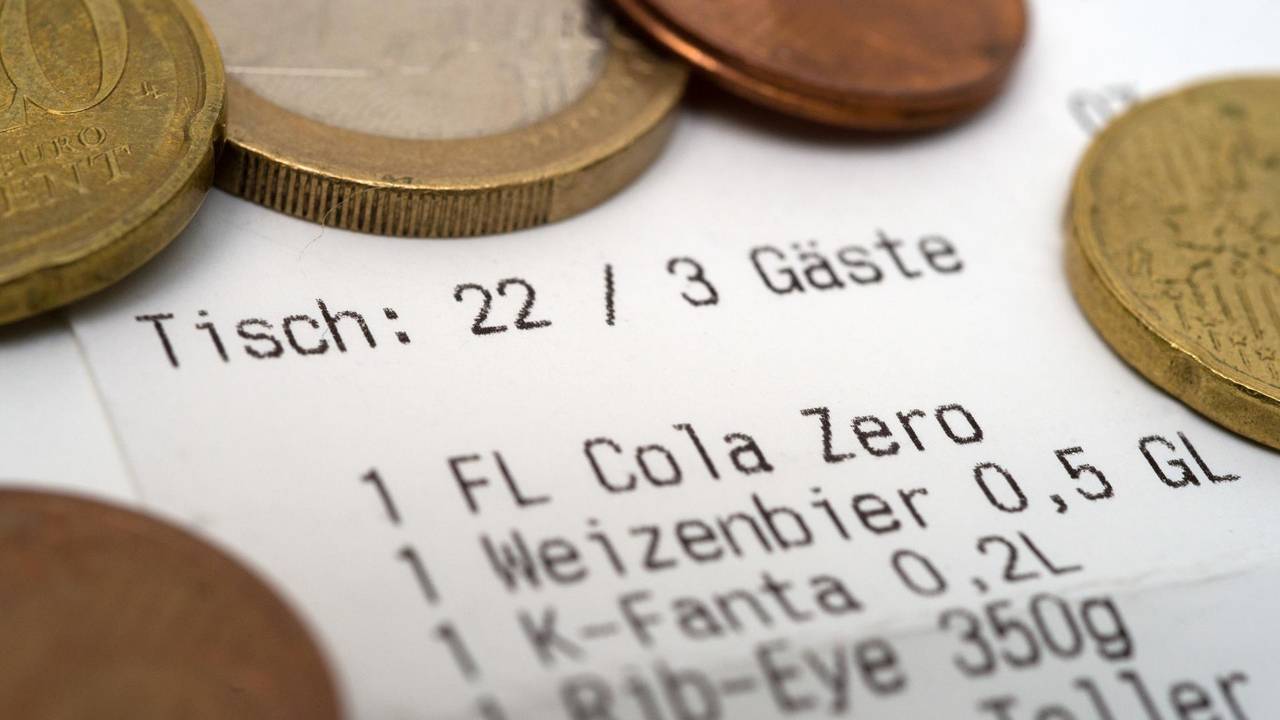 Im Restaurant ist Trinkgeld zwar keine Pflicht, gehört aber für viele Gäste bei gutem Service dazu.