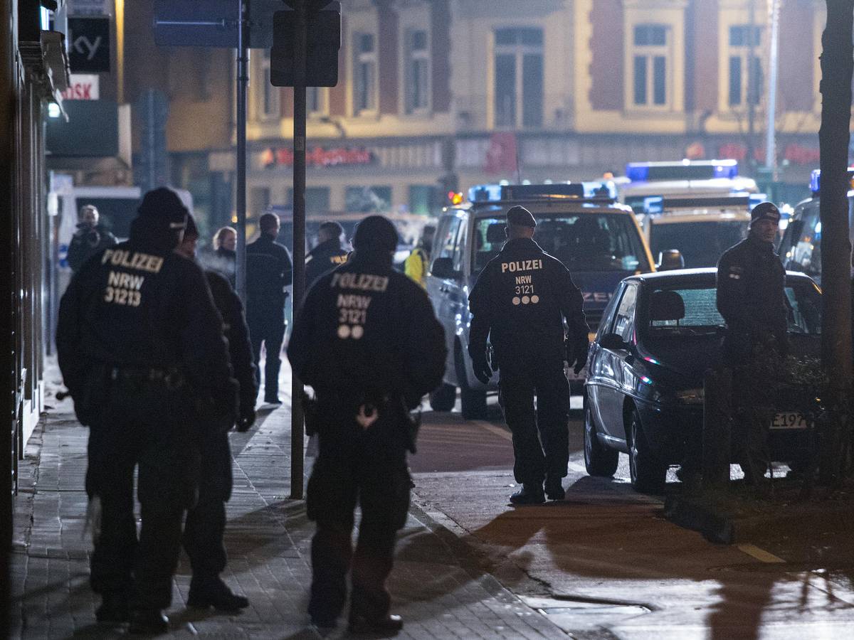 Beamte der Kölner Polizei bei einer Razzia