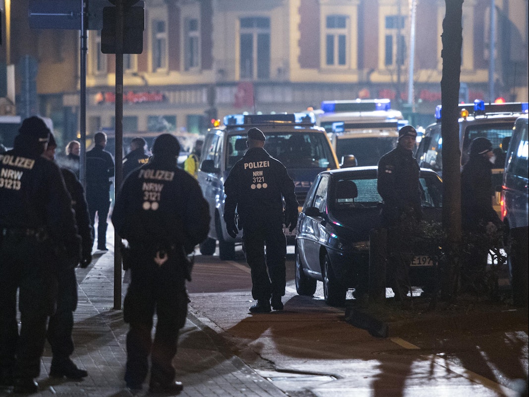 Beamte der Kölner Polizei bei einer Razzia