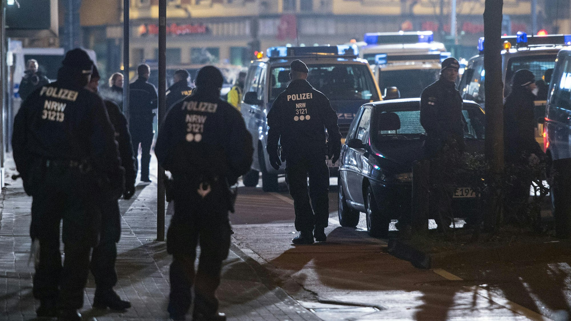 Beamte der Kölner Polizei bei einer Razzia