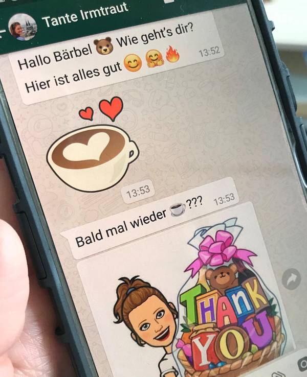 Smartphone, auf dem ein WhatsApp-Chat zu sehen ist.