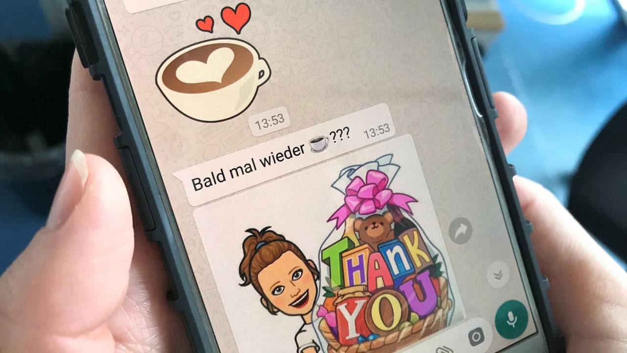Smartphone, auf dem ein WhatsApp-Chat zu sehen ist.