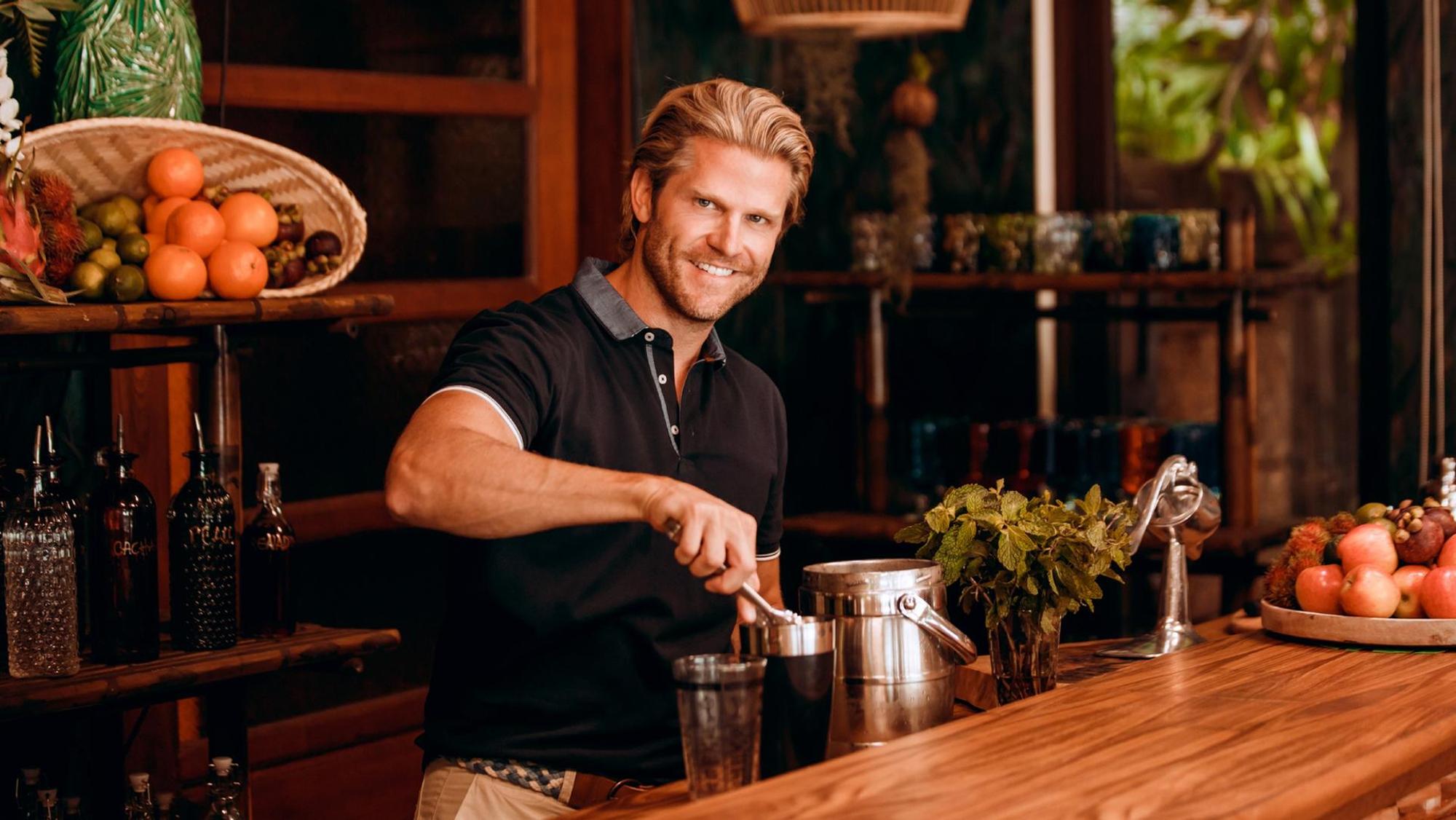 Bachelor-in-Paradise-Barkeeper-Paul-Janke