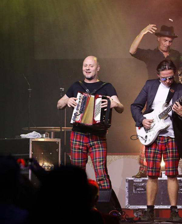 Die Musiker von Brings spielen auf der Bühne des Theaters im Tanzbrunnen.