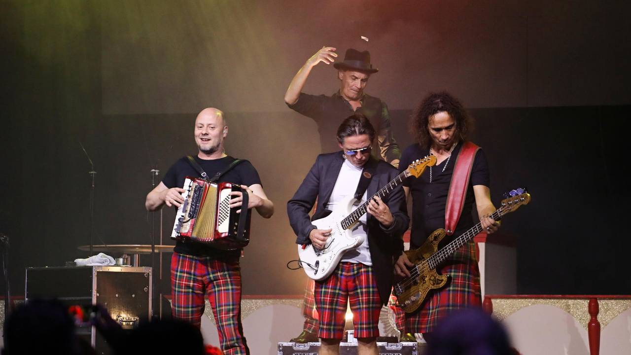 Die Musiker von Brings spielen auf der Bühne des Theaters im Tanzbrunnen.
