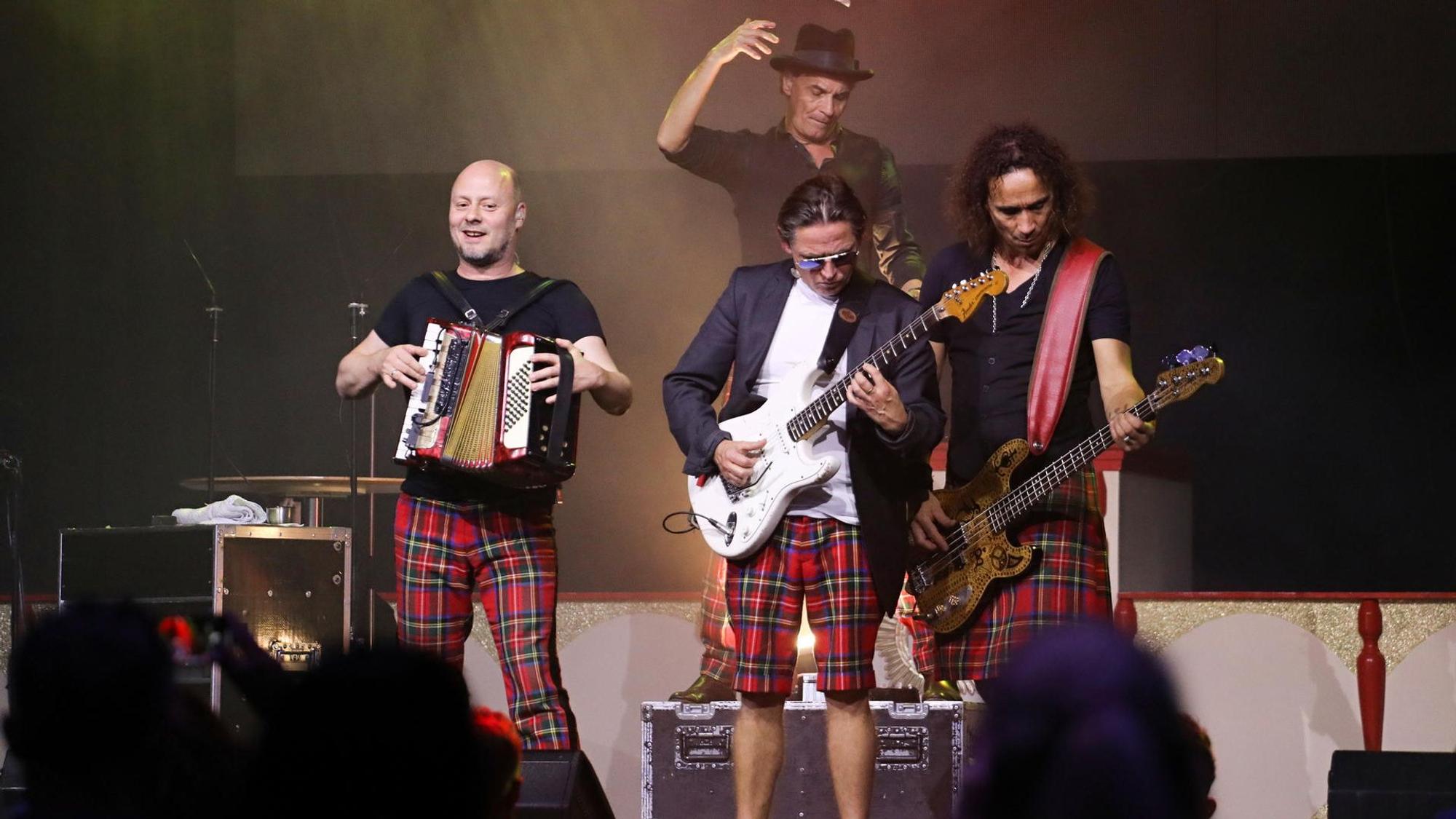 Die Musiker von Brings spielen auf der Bühne des Theaters im Tanzbrunnen.