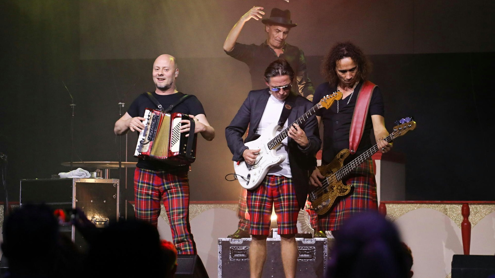 Die Musiker von Brings spielen auf der Bühne des Theaters im Tanzbrunnen.