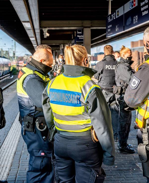 Kräfte von Polizei und Ordnungsamt stehen auf einem Bahnsteig.