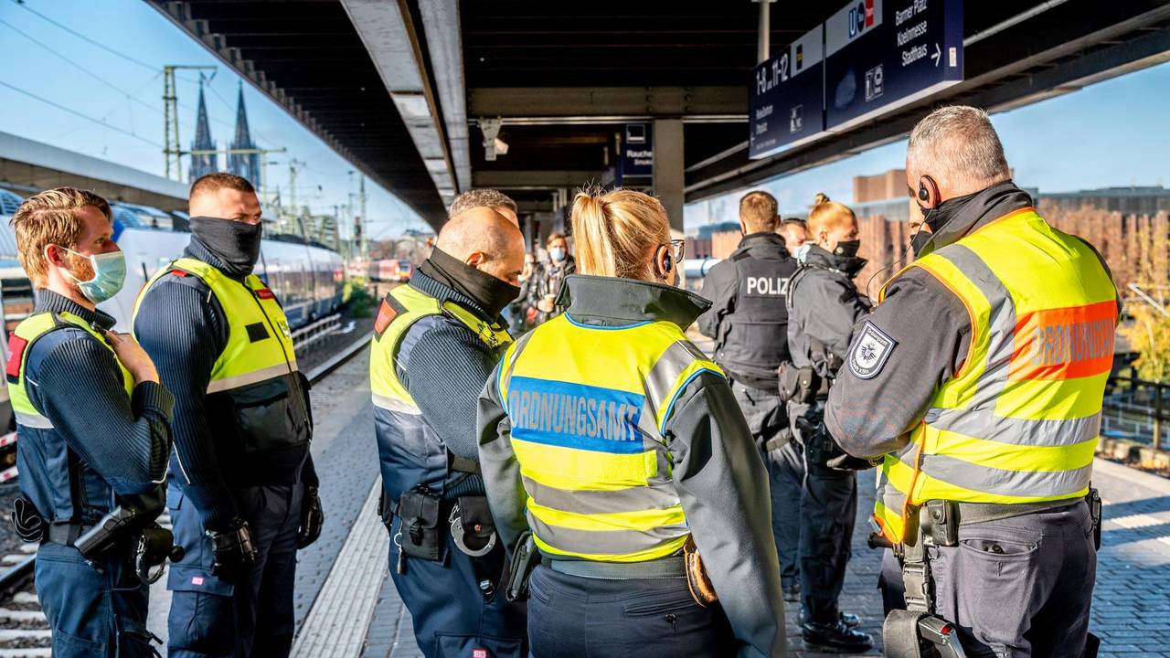 Kräfte von Polizei und Ordnungsamt stehen auf einem Bahnsteig.