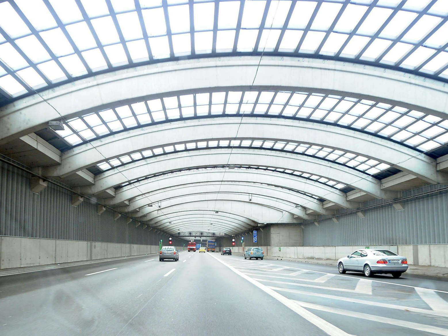Blick in den Tunnel der A1 in Lövenich in Köln.