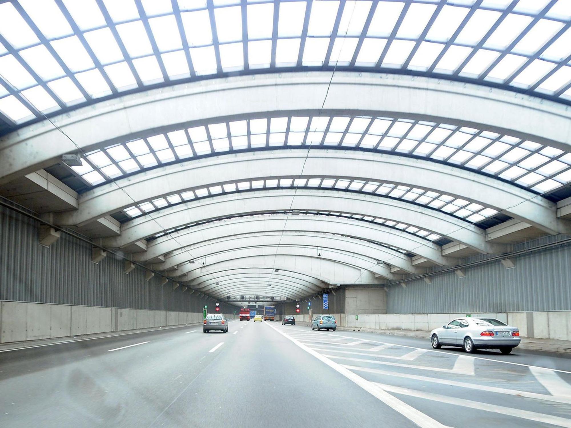 Blick in den Tunnel der A1 in Lövenich in Köln.