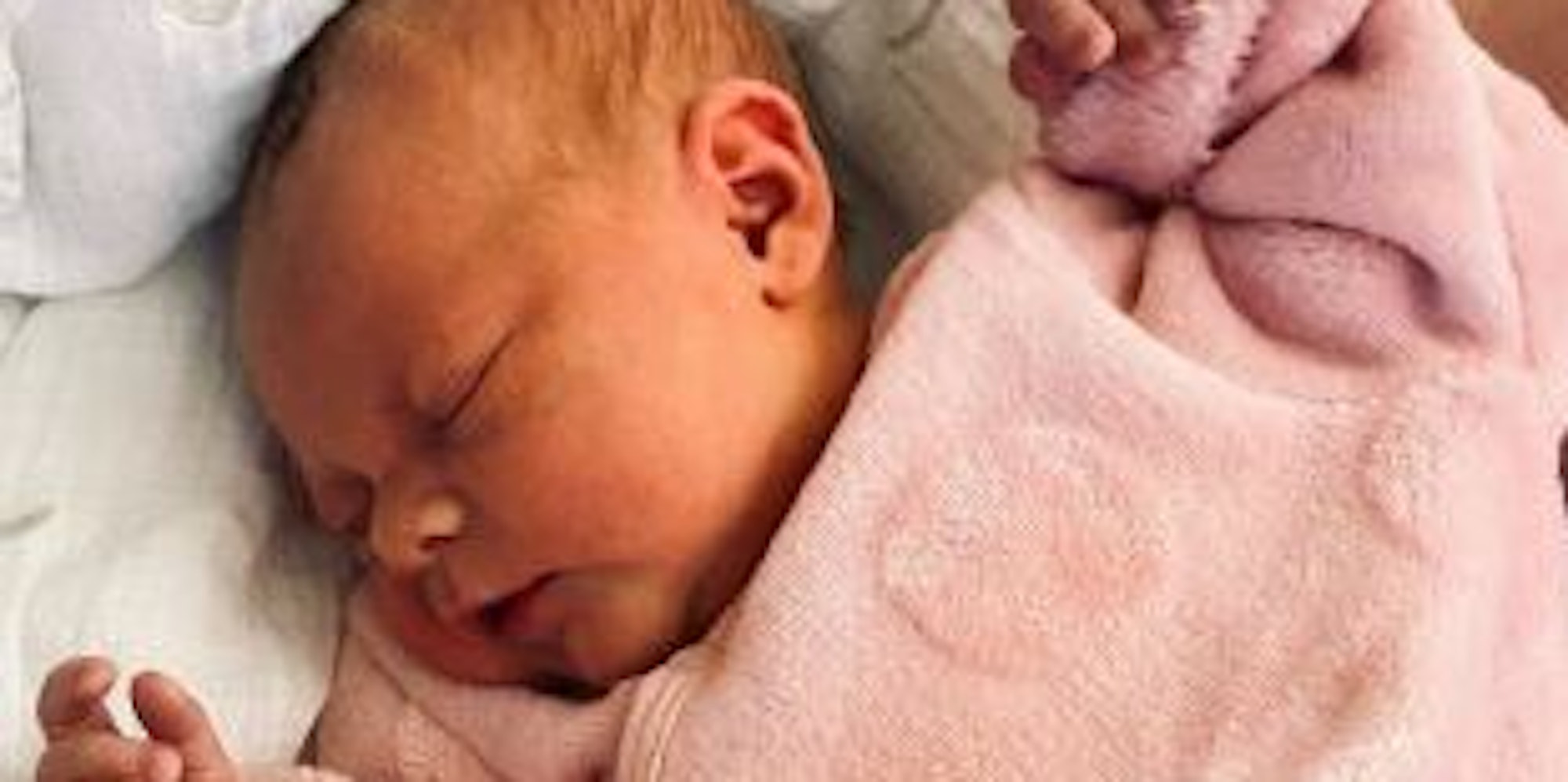 Die Kölner Sänger Torben Klein und Nadine Fiegen geben Geburt von Tochter Mia bekannt