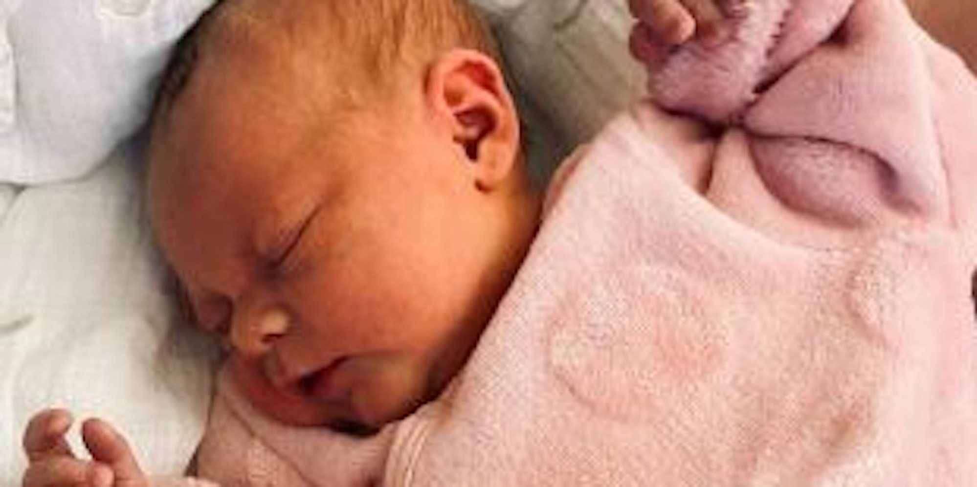 Die Kölner Sänger Torben Klein und Nadine Fiegen geben Geburt von Tochter Mia bekannt