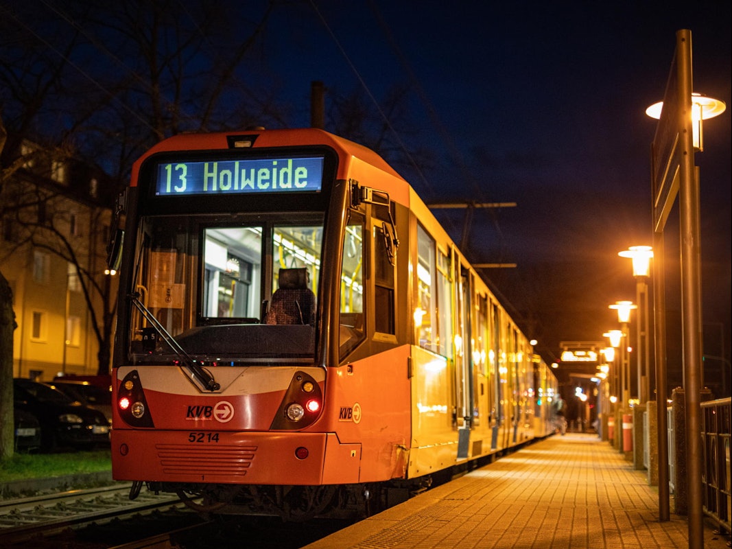 Eine KVB-Bahn der Linie 13 hält an einer Haltestelle in Köln.