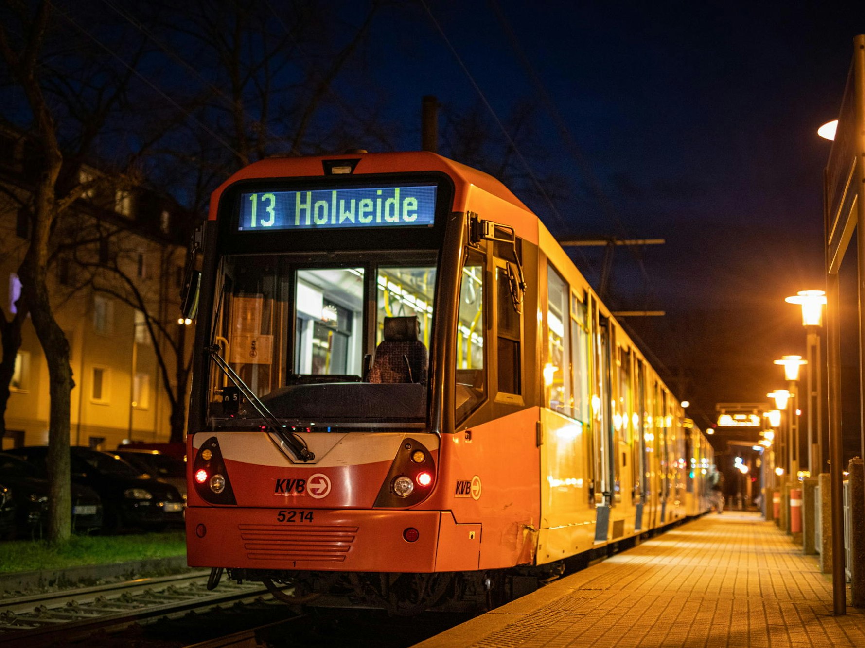 Eine KVB-Bahn der Linie 13 hält an einer Haltestelle in Köln.