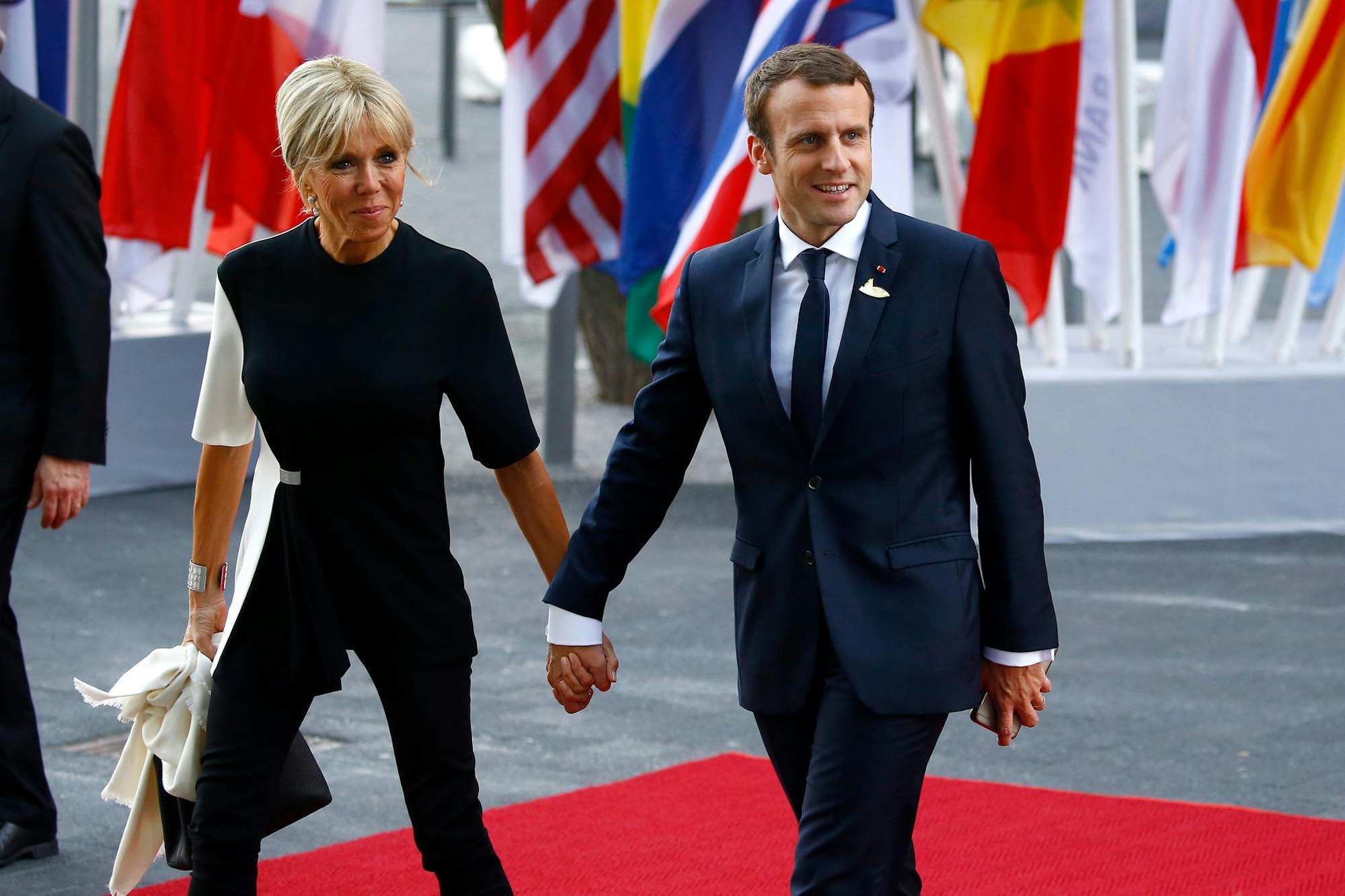 Brigitte Macron und Emmanuel Macron auf dem roten Teppich.