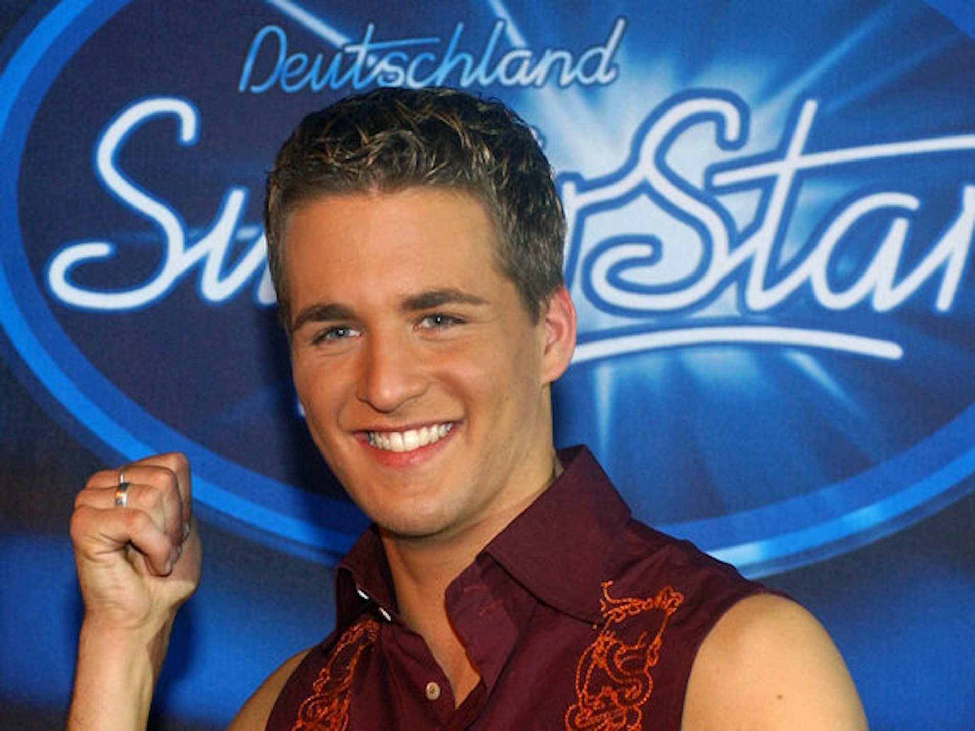 Alexander Klaws freut sich am 08.03.2003 über seinen DSDS-Sieg.