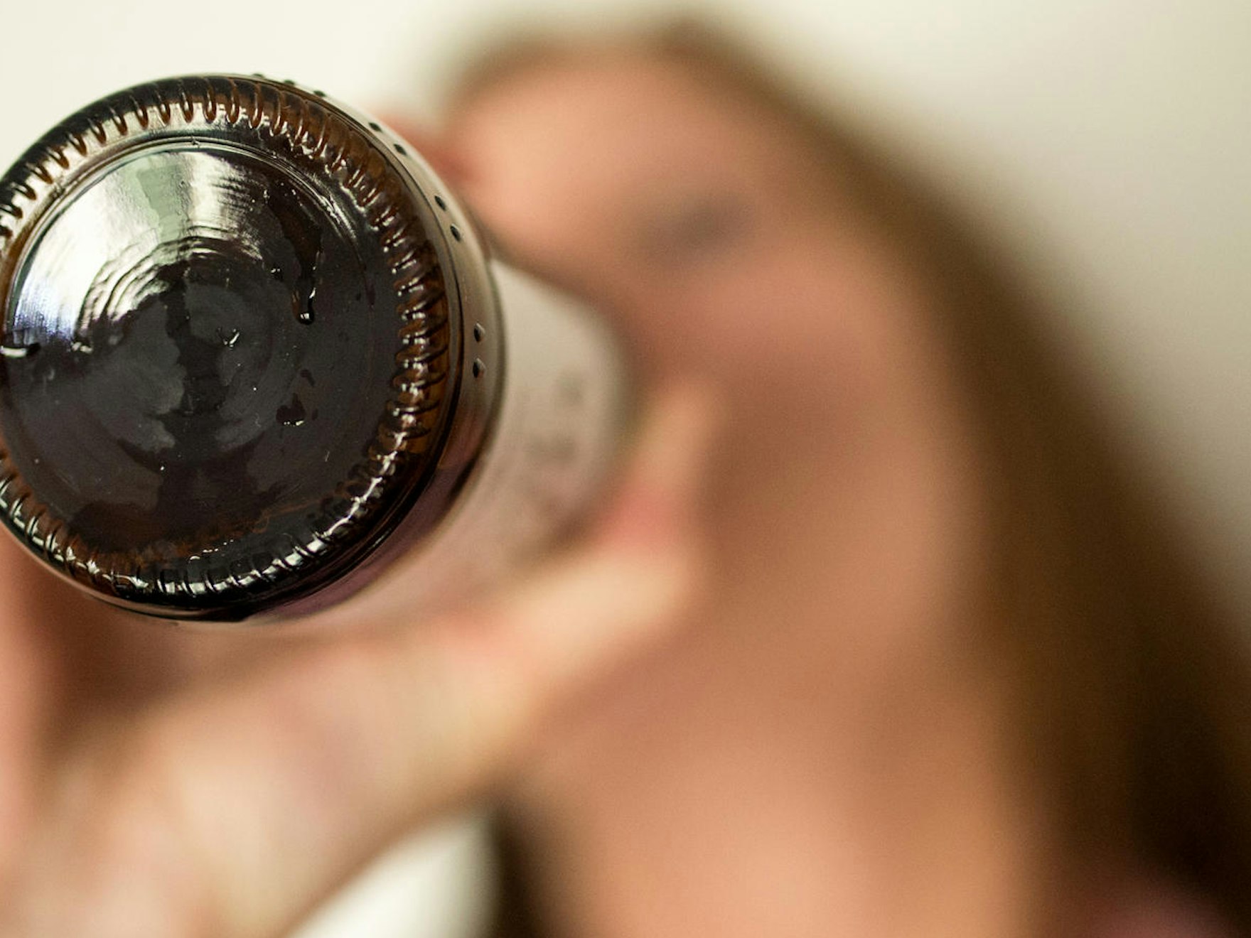 Eine Frau trinkt aus einer Flasche.