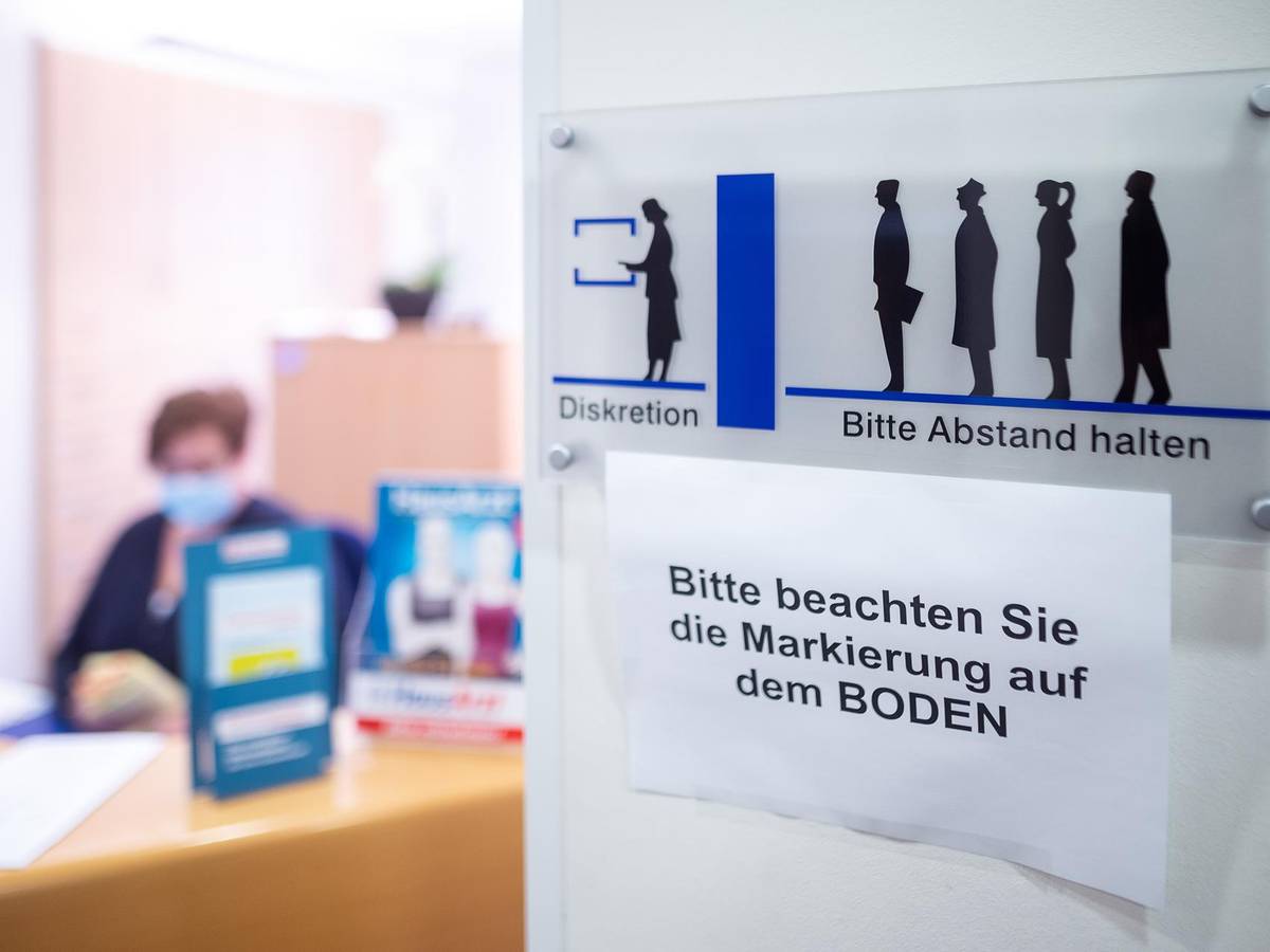 Frau sitzt an einer Anmeldung einer Arztpraxis in NRW.