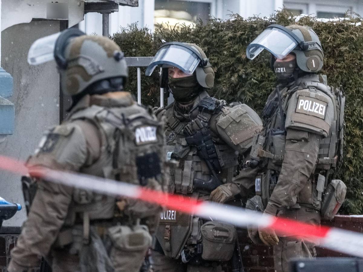 Beamte eines Spezialeinsatzkommandos bereiten sich auf eine Festnahme vor.