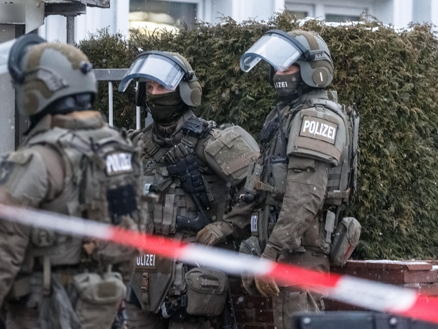 Beamte eines Spezialeinsatzkommandos bereiten sich auf eine Festnahme vor.