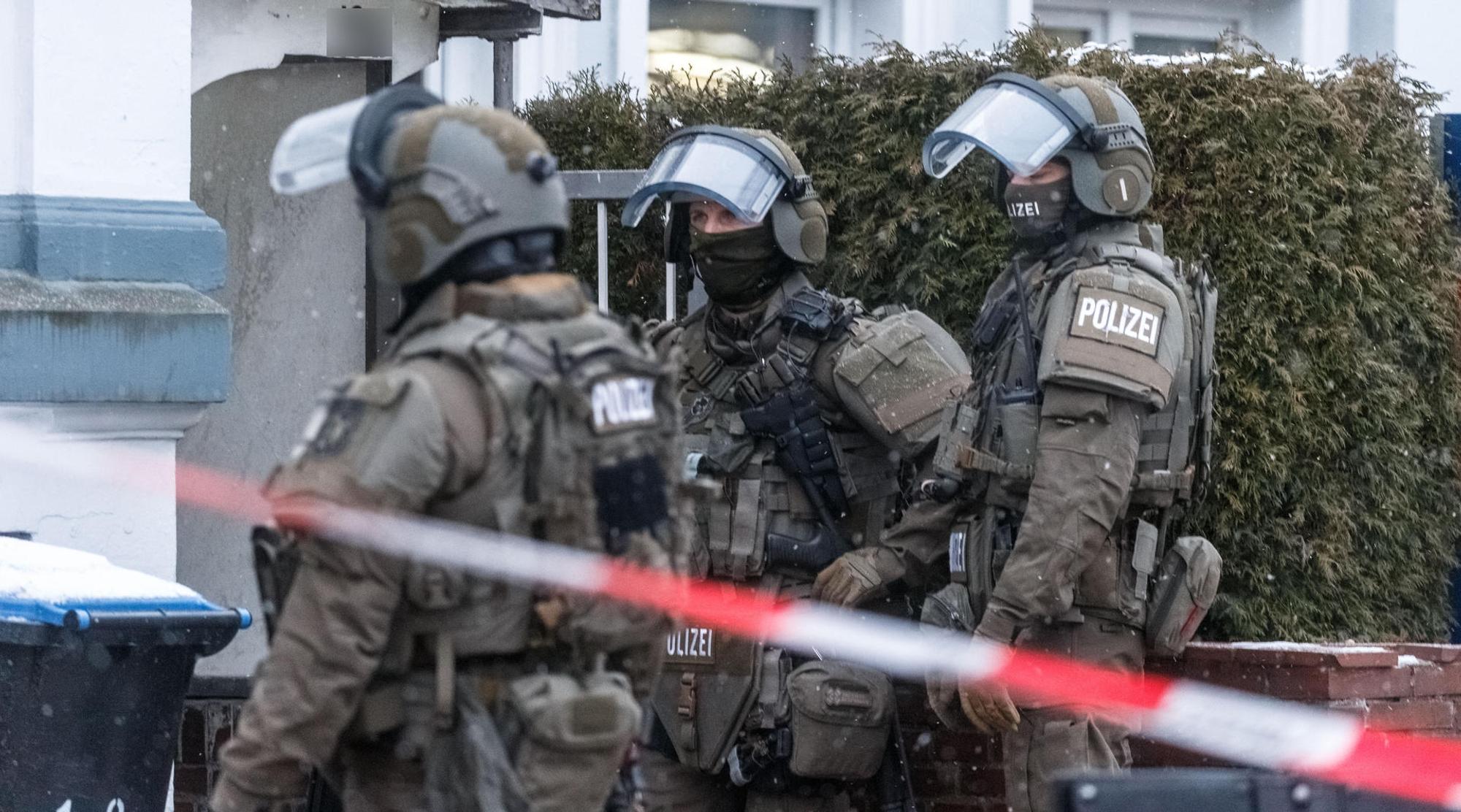Beamte eines Spezialeinsatzkommandos bereiten sich auf eine Festnahme vor.