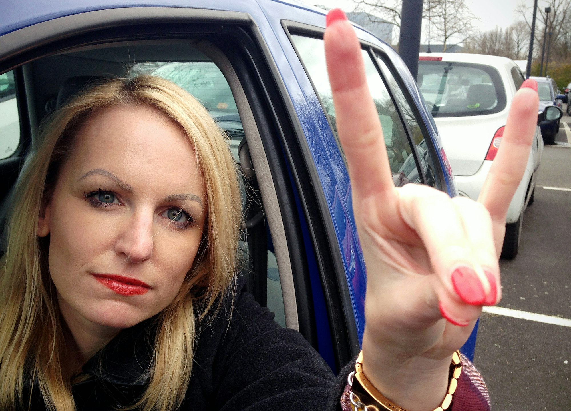 01Gesten Schweigefuchs