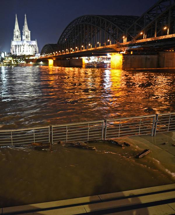 Hochwasser_Rheinpromenade _in_Koeln