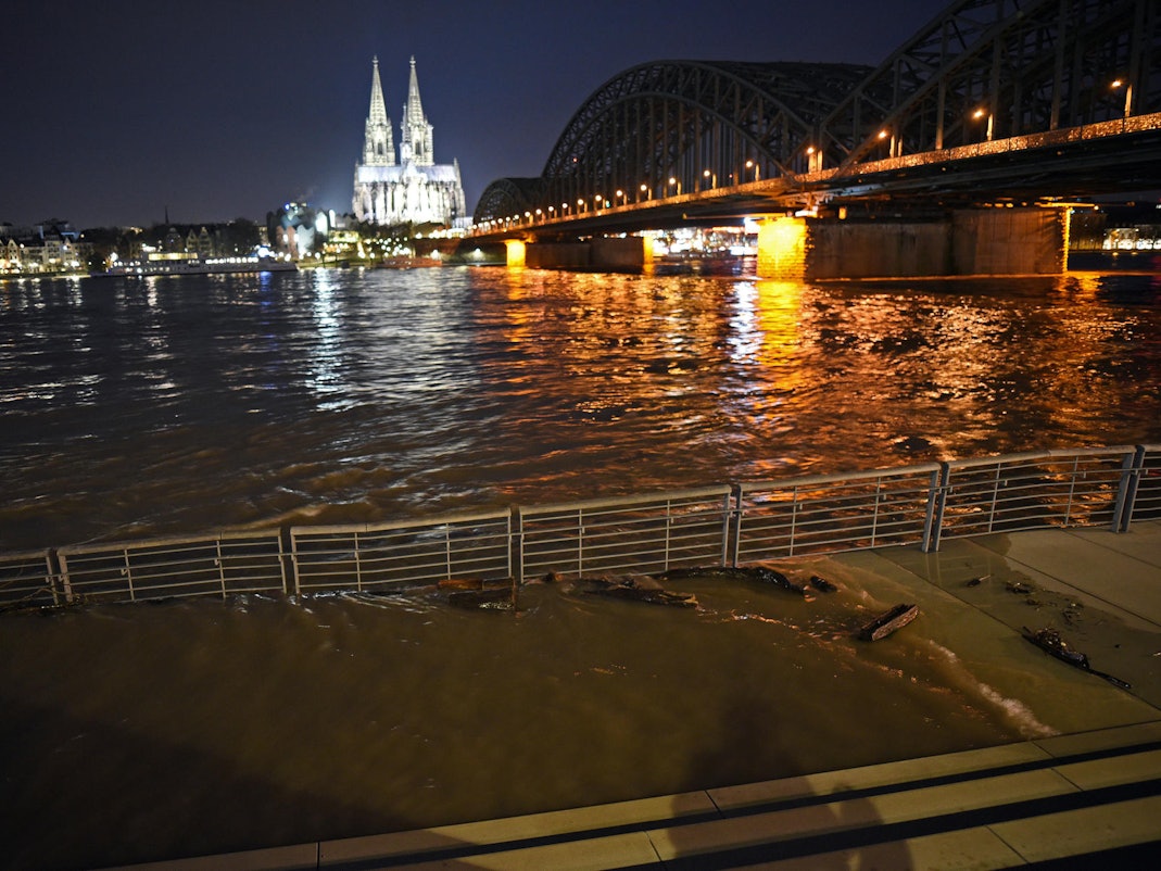 Hochwasser_Rheinpromenade _in_Koeln