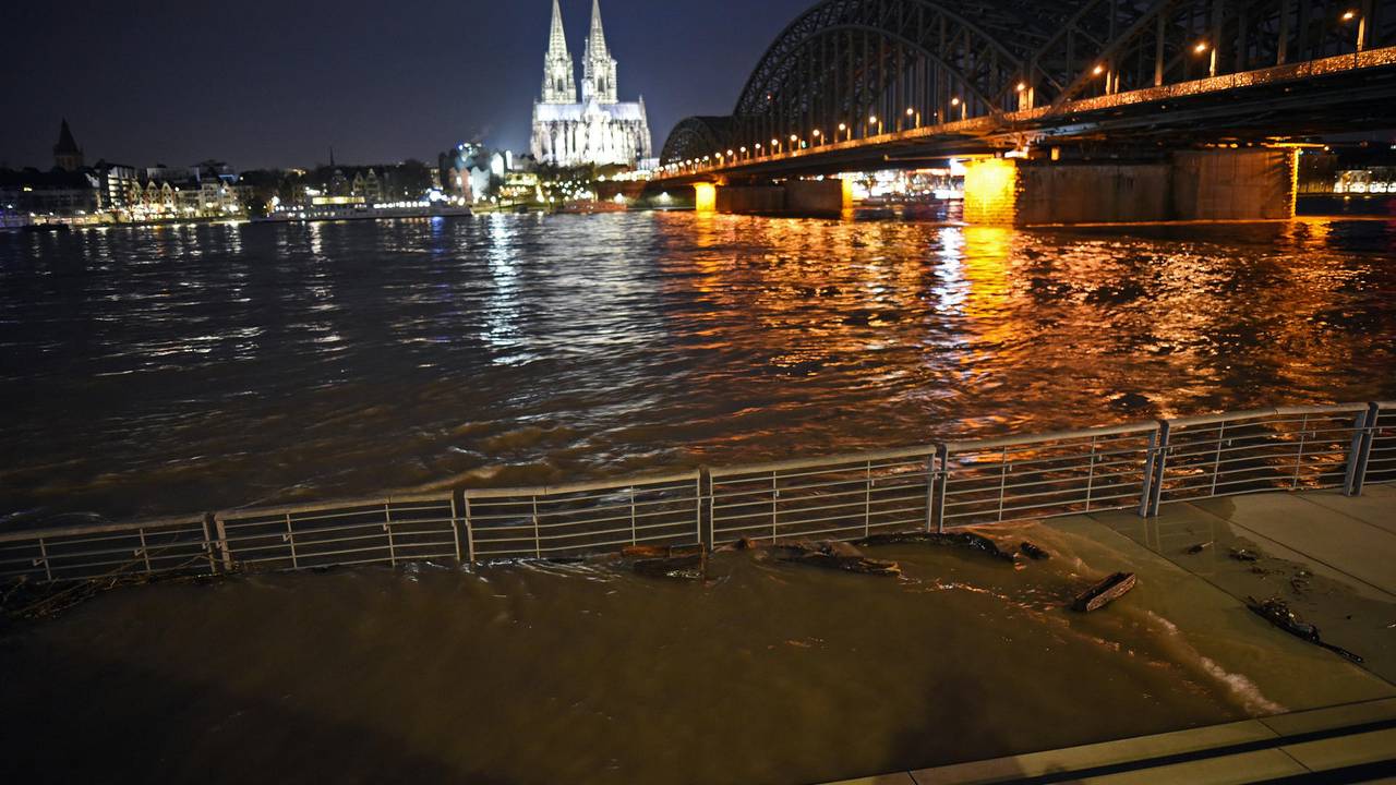Hochwasser_Rheinpromenade _in_Koeln