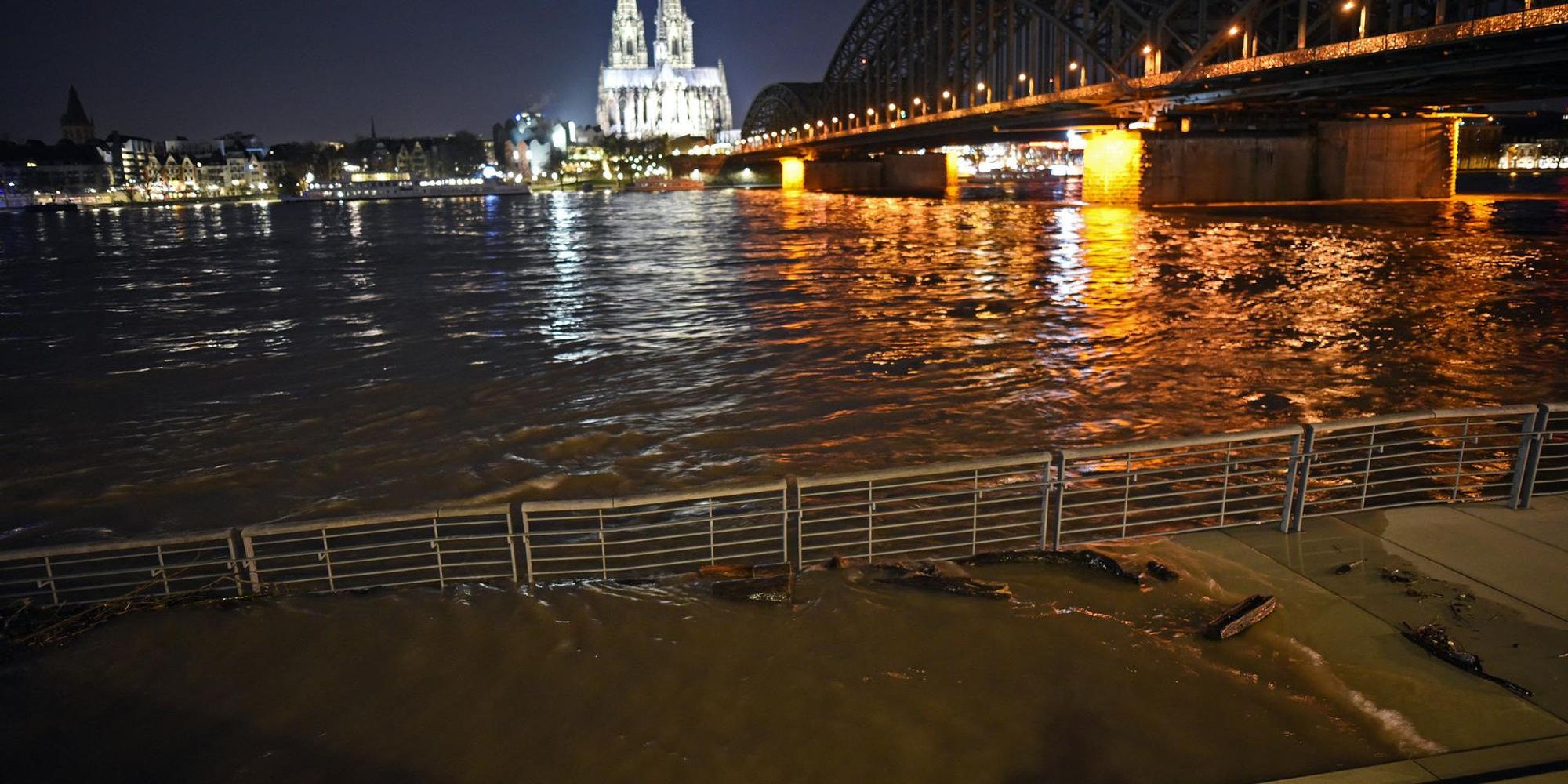 Hochwasser_Rheinpromenade _in_Koeln