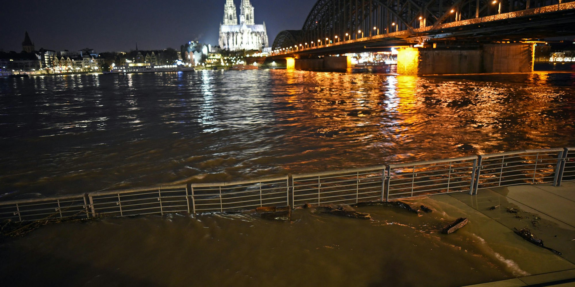 Hochwasser_Rheinpromenade _in_Koeln