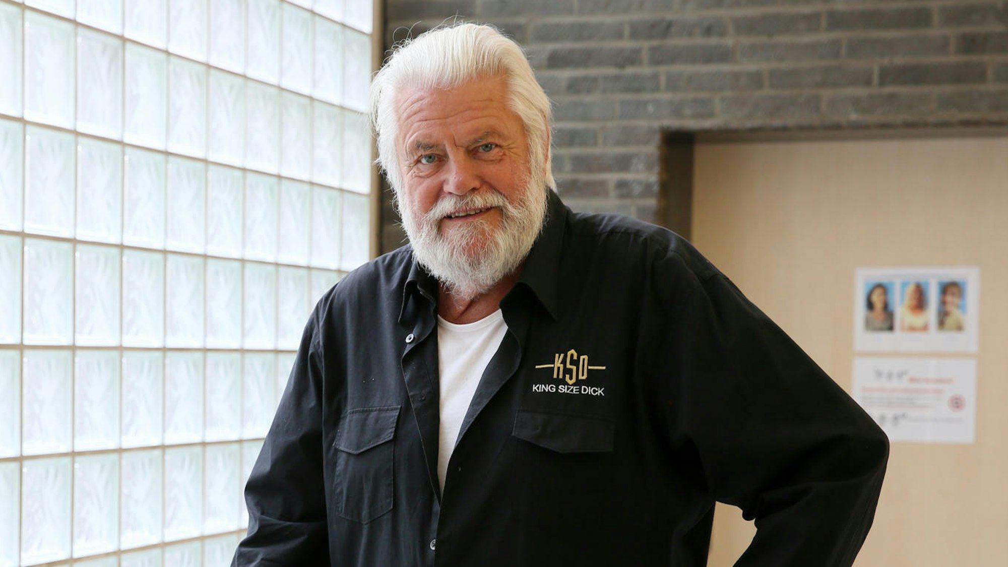 King Size Dick lehnt an einem Stuhl