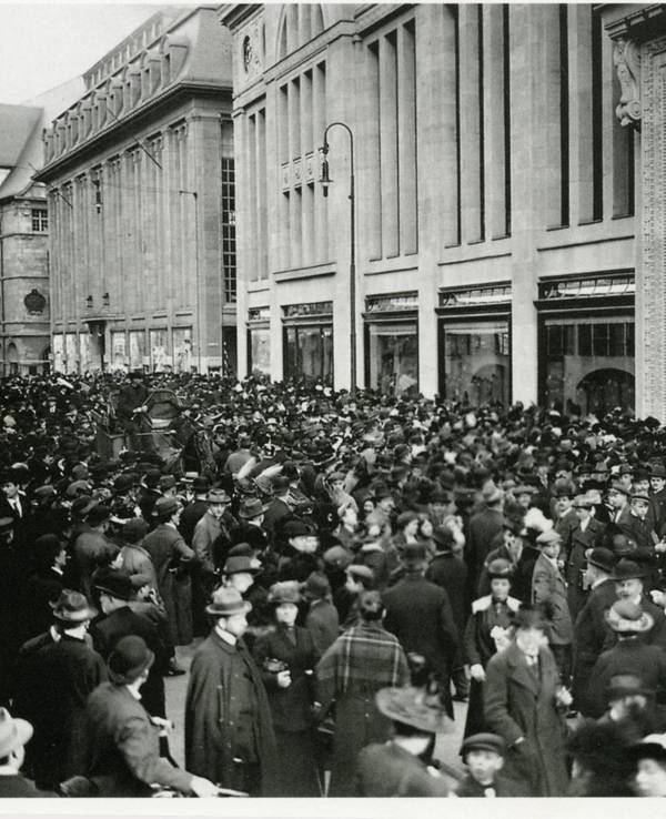 Hunderte Menschen auf der Hohe Straße in Köln bei der Eröffnung des Warenhaus Tietz (heute Galeria Kafhof) im Jahr 1914.