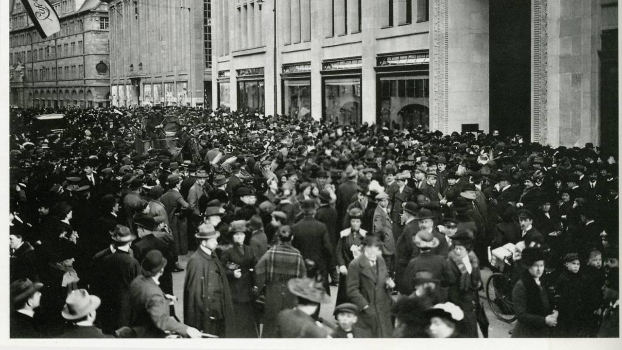 Hunderte Menschen auf der Hohe Straße in Köln bei der Eröffnung des Warenhaus Tietz (heute Galeria Kafhof) im Jahr 1914.
