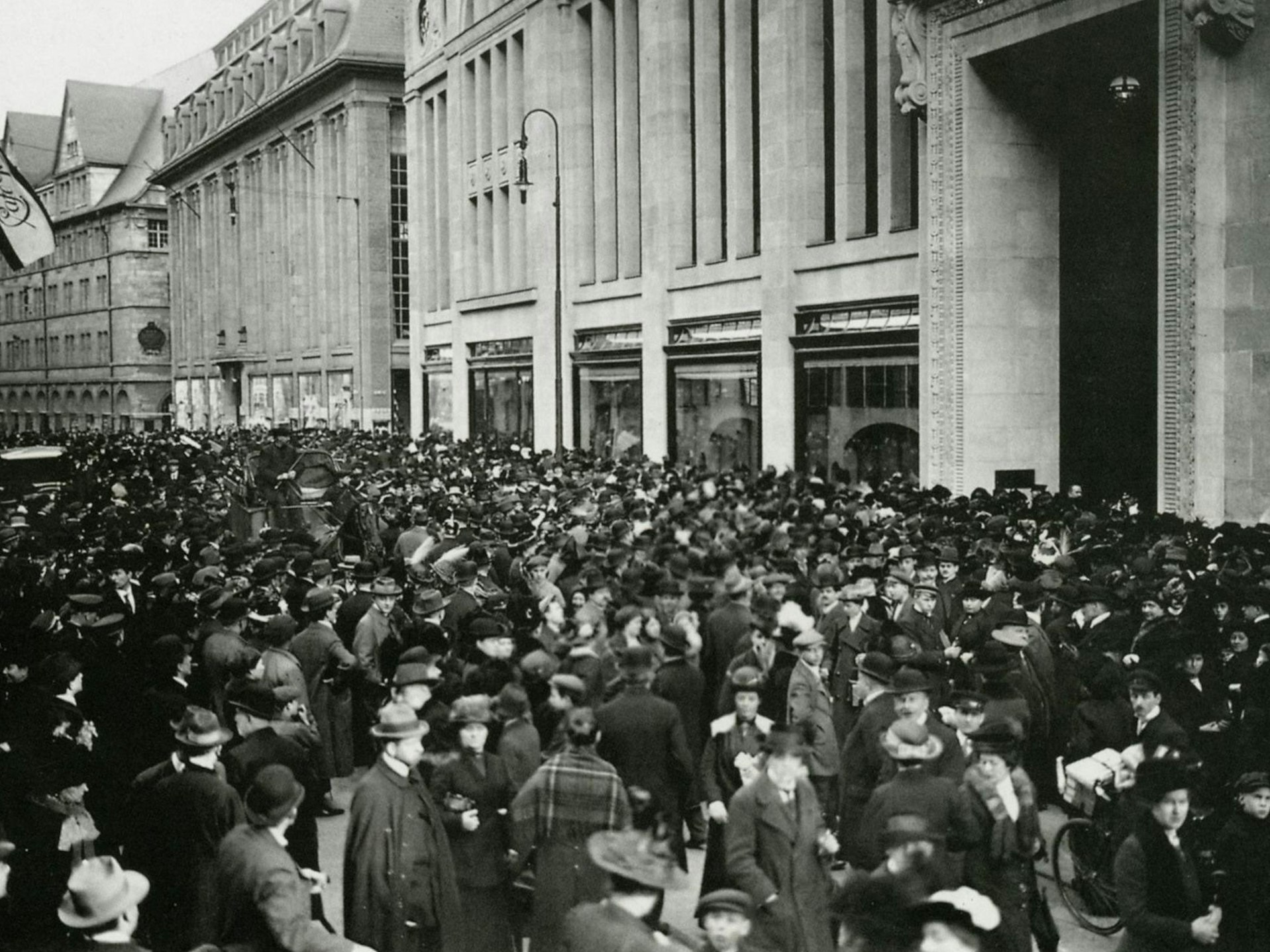 Hunderte Menschen auf der Hohe Straße in Köln bei der Eröffnung des Warenhaus Tietz (heute Galeria Kafhof) im Jahr 1914.