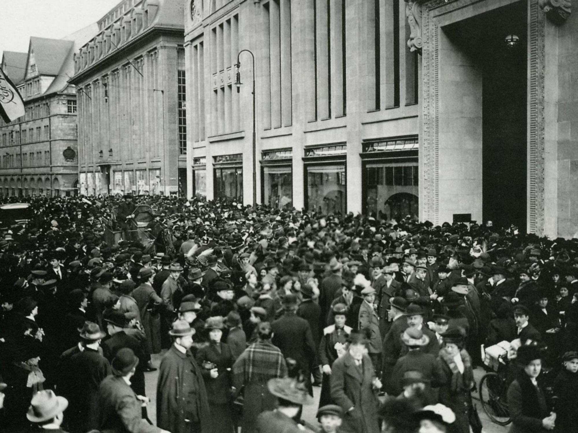 Hunderte Menschen auf der Hohe Straße in Köln bei der Eröffnung des Warenhaus Tietz (heute Galeria Kafhof) im Jahr 1914.