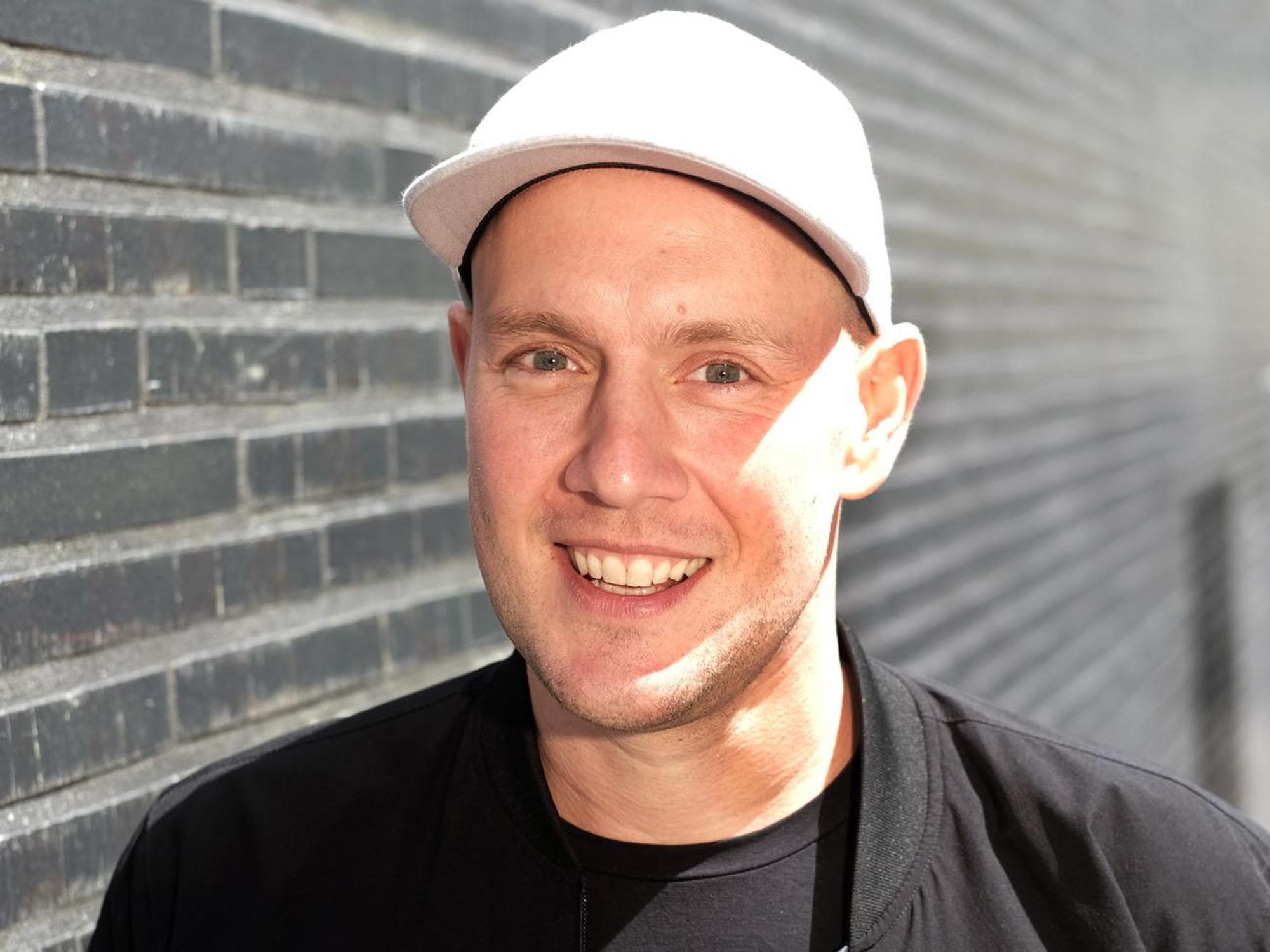 Oliver Petszokat lächelt auf einem Foto.