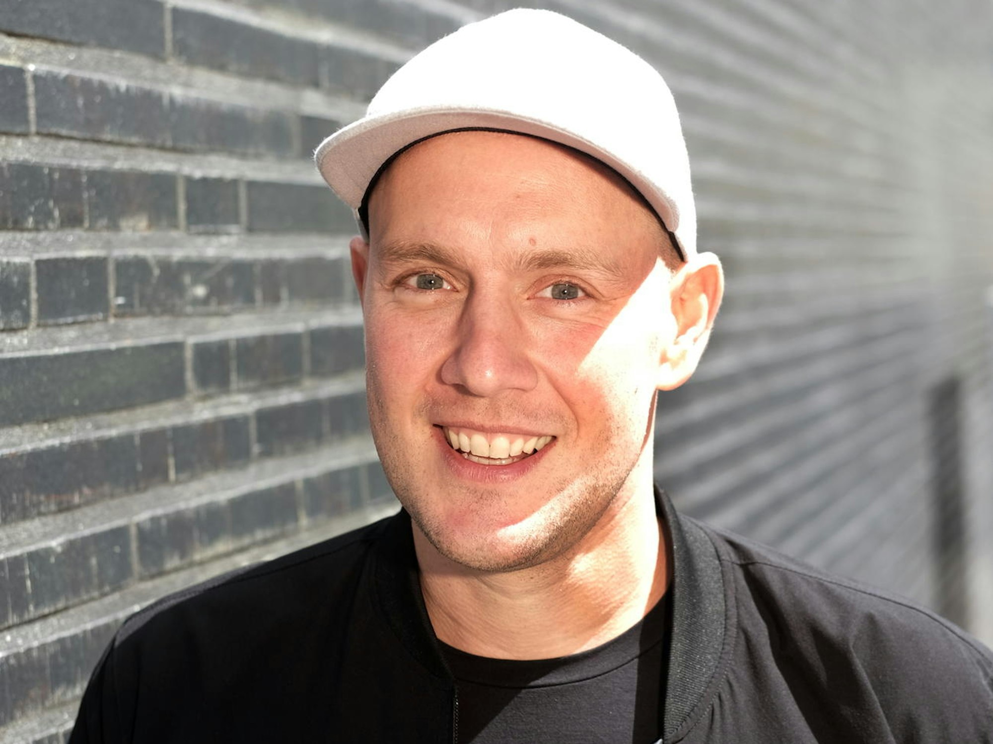 Oliver Petszokat lächelt auf einem Foto.