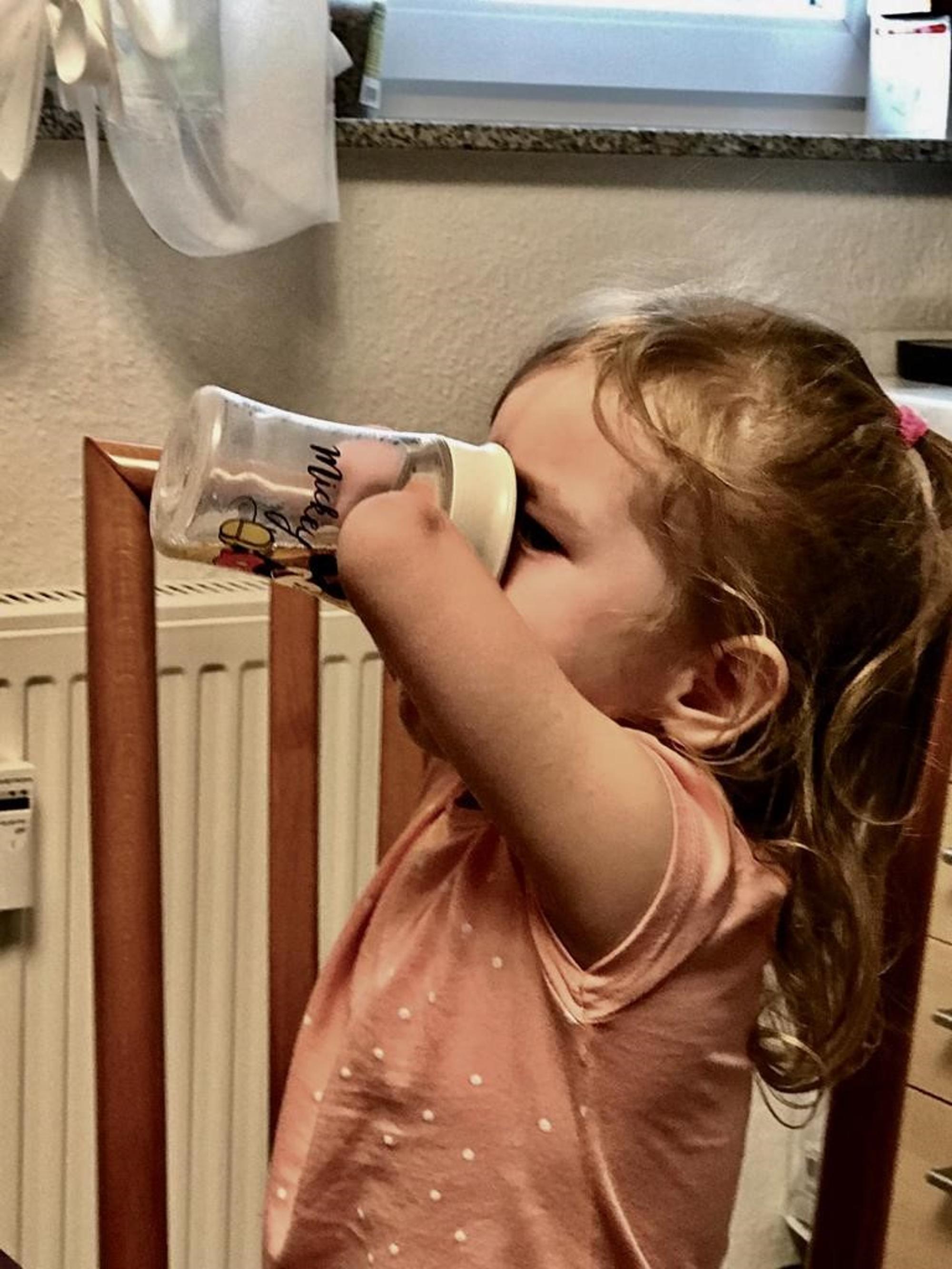 Dysmelie_Familie_Tochter_Milana_Trinkflasche