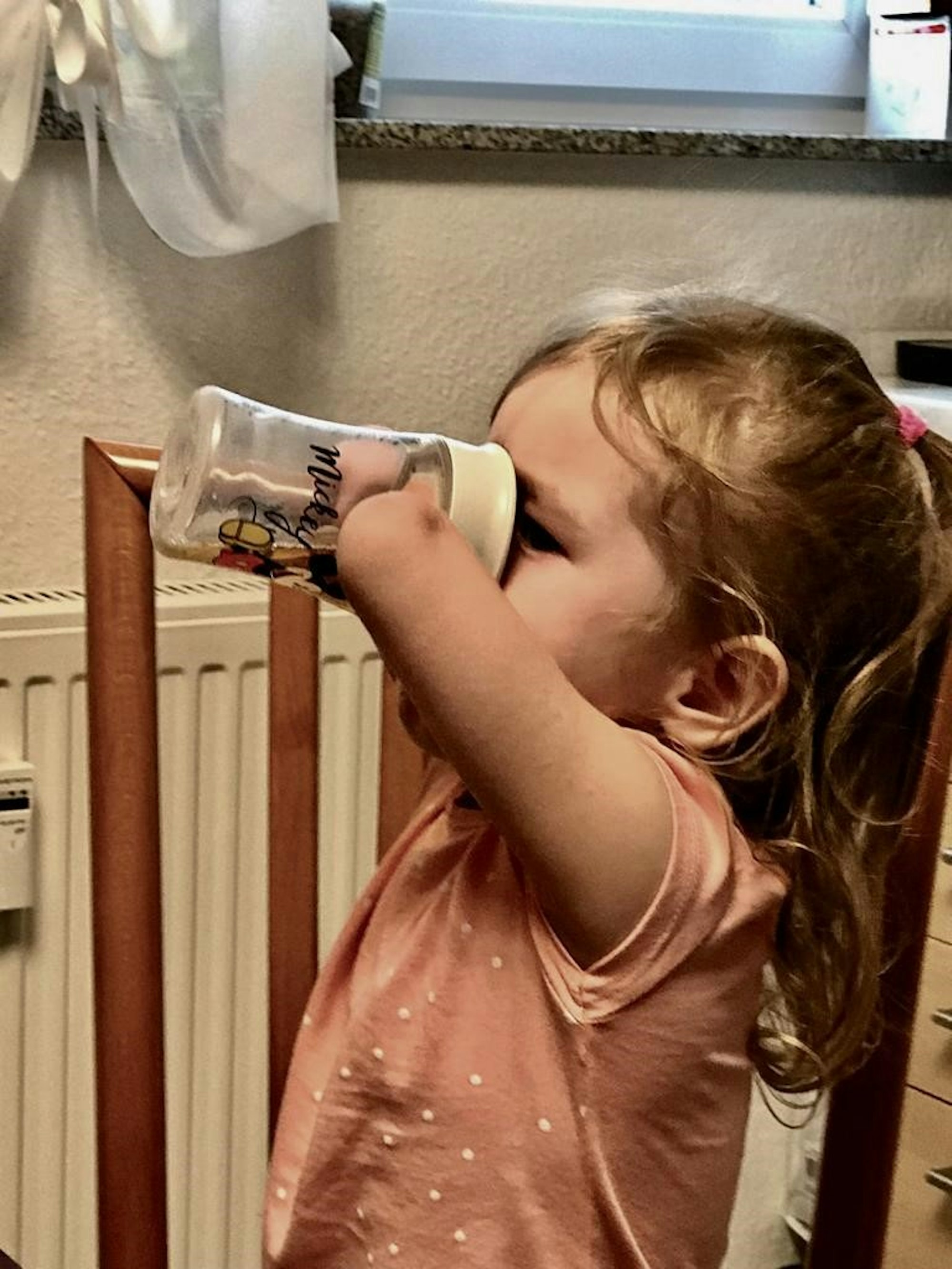 Dysmelie_Familie_Tochter_Milana_Trinkflasche