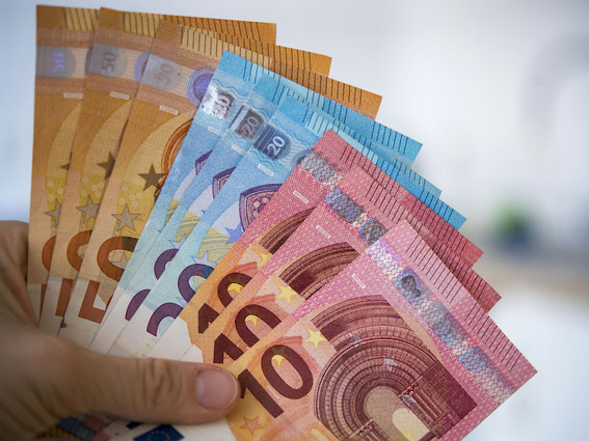 Eine Hand hält einige Geldscheine