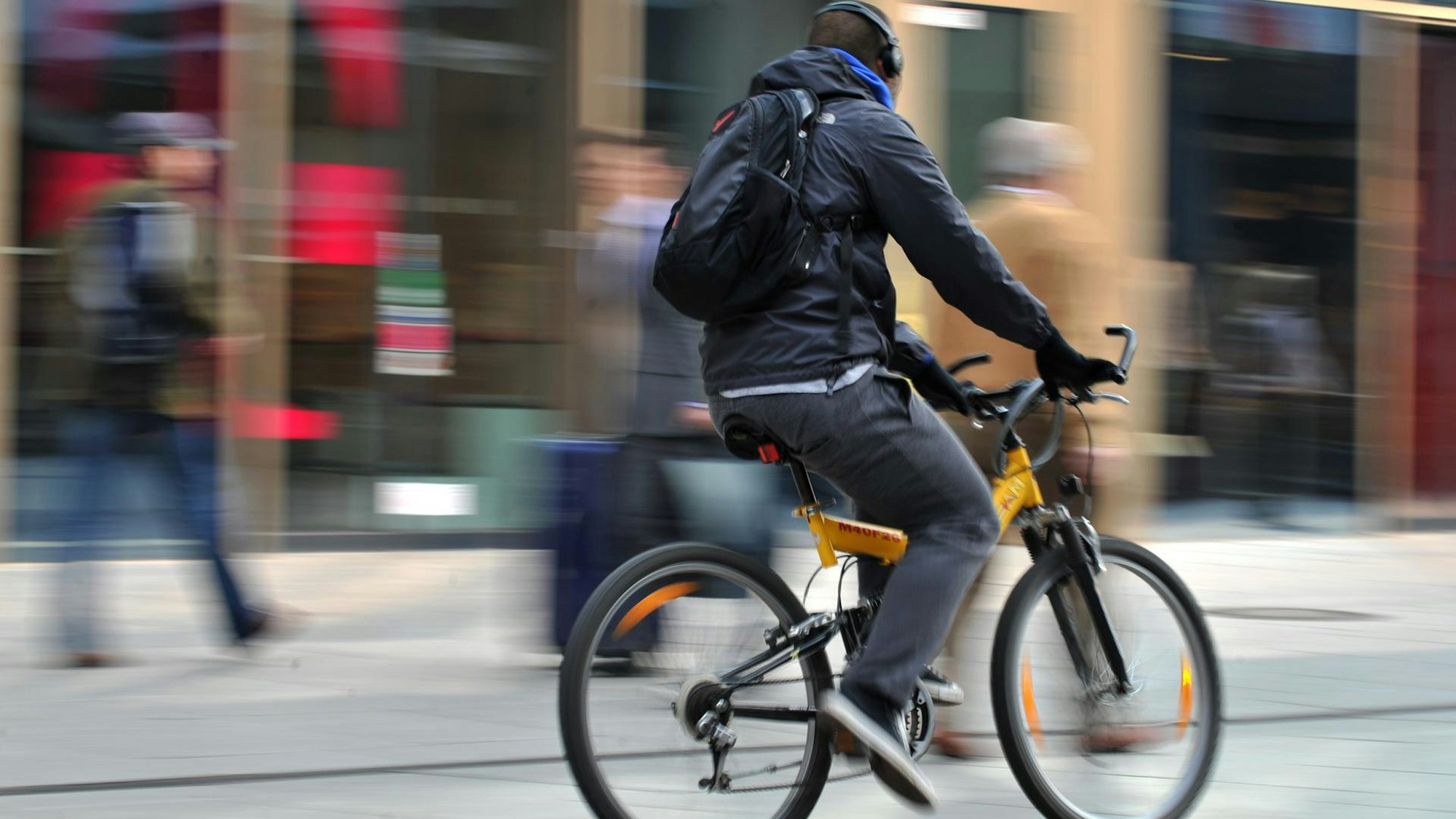 Ein Fahrradfahrer fährt durch die Fußgängerzone.