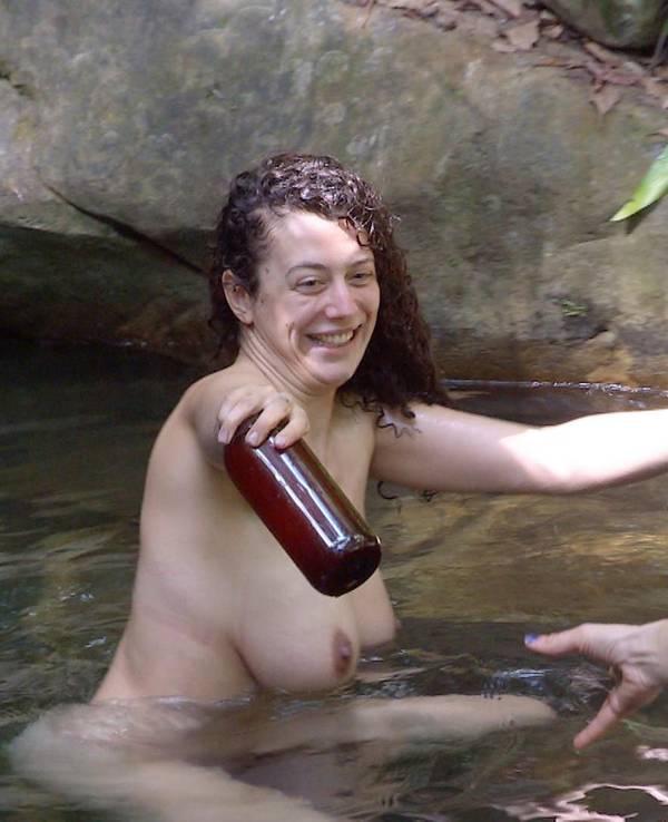 Leila_Lowfire_badet_nackt_im_Dschungelcamp_2019